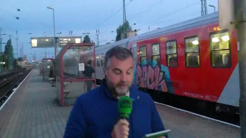 Carlos Alsina en el andén de la estación Carlos Alsina en el andén de la estación