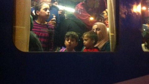 Refugiados que llegan en tren a la frontera de Hungr&iacute;a con Austria