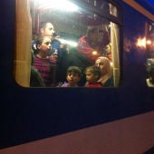 Refugiados que llegan en tren a la frontera de Hungría con Austria