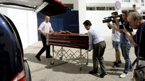 La funeraria trasladan los restos de Ruiz-Mateos.