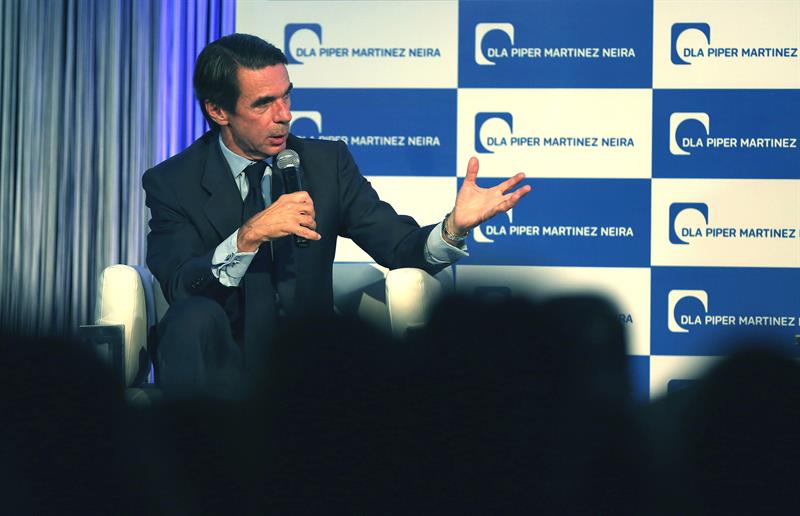 Aznar avisa al PP de que Ciudadanos puede arrebatarles la primacía del centro-derecha Aznar avisa al PP de que Ciudadanos puede arrebatarles la primacía del centro-derecha