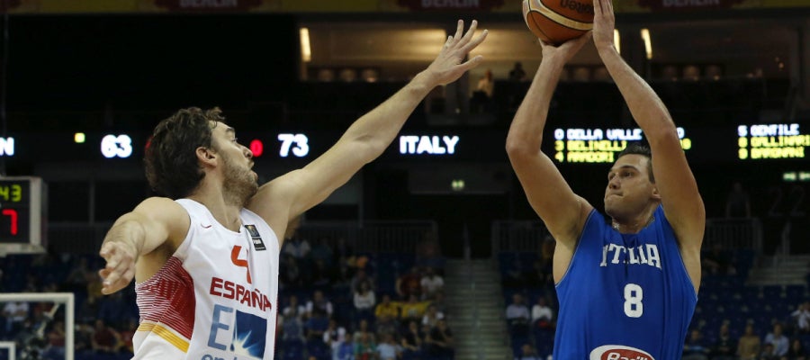 Gallinari tira un triple ante la defensa de Pau Gasol Gallinari tira un triple ante la defensa de Pau Gasol