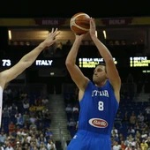 Gallinari tira un triple ante la defensa de Pau Gasol Gallinari tira un triple ante la defensa de Pau Gasol