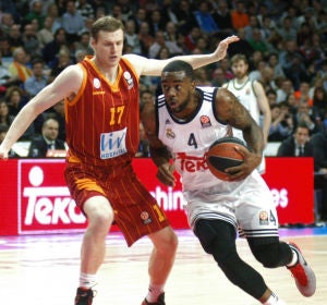 K.C. Rivers intenta penetrar a canasta en un partido con el Madrid K.C. Rivers intenta penetrar a canasta en un partido con el Madrid