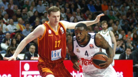 K.C. Rivers intenta penetrar a canasta en un partido con el Madrid