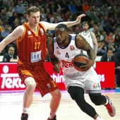 K.C. Rivers intenta penetrar a canasta en un partido con el Madrid K.C. Rivers intenta penetrar a canasta en un partido con el Madrid