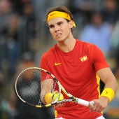 Nadal prepara el saque en un partido de final de Copa Davis disputado en 2011