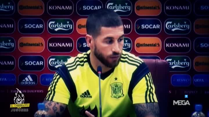 Sergio Ramos le cuenta un cuento a Iniesta Sergio Ramos le cuenta un cuento a Iniesta