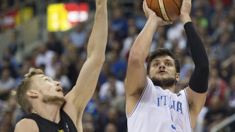 Gentile lanza a canasta ante la defensa alemana