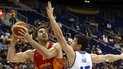 Pau Gasol lanza a canasta ante la defensa islandesa Pau Gasol lanza a canasta ante la defensa islandesa