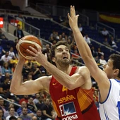 Pau Gasol lanza a canasta ante la defensa islandesa Pau Gasol lanza a canasta ante la defensa islandesa