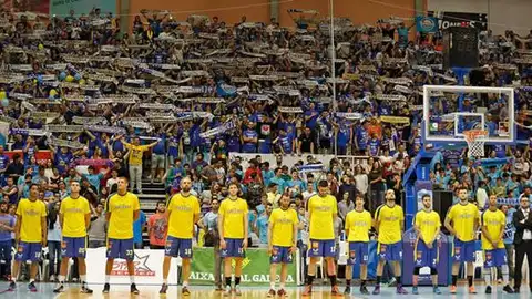 Los jugadores y la afición del Ourense, durante un partido Los jugadores y la afición del Ourense, durante un partido