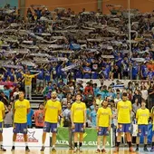 Los jugadores y la afición del Ourense, durante un partido Los jugadores y la afición del Ourense, durante un partido