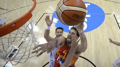 Pau Gasol tira a canasta Pau Gasol tira a canasta