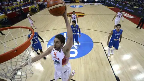 Pau Gasol anota una canasta en el partido frente a Italia Pau Gasol anota una canasta en el partido frente a Italia