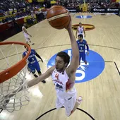Pau Gasol anota una canasta en el partido frente a Italia Pau Gasol anota una canasta en el partido frente a Italia