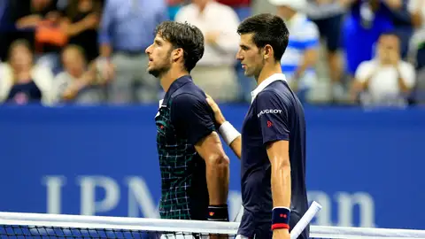Feliciano y Djokovic se dirigen al árbitro tras terminar su partido Feliciano y Djokovic se dirigen al árbitro tras terminar su partido