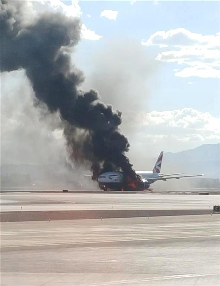 Un avión se incendia en tierra en Las Vegas y deja 13 heridos leves Un avión se incendia en tierra en Las Vegas y deja 13 heridos leves