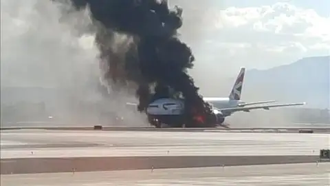 El avión comercial se incendia en tierra en Las Vegas sin causar heridos graves El avión comercial se incendia en tierra en Las Vegas sin causar heridos graves