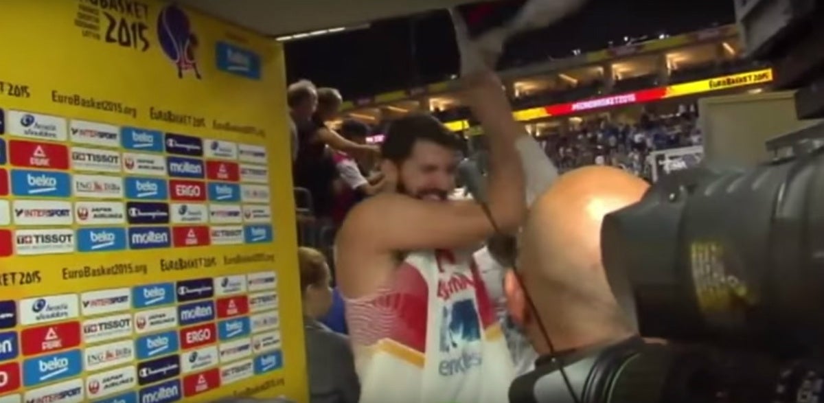 Mirotic rompe una bandera de Serbia tras el partido de Italia Mirotic rompe una bandera de Serbia tras el partido de Italia