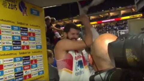 Mirotic rompe una bandera de Serbia al finalizar el partido contra Italia