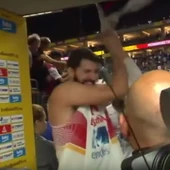 Mirotic rompe una bandera de Serbia al finalizar el partido contra Italia Mirotic rompe una bandera de Serbia al finalizar el partido contra Italia