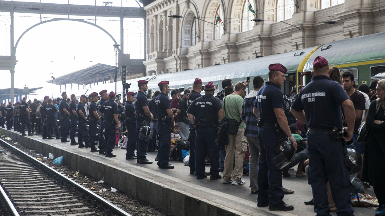 El Gobierno húngaro despliega su ejército para evitar la entrada de refugiados El Gobierno húngaro despliega su ejército para evitar la entrada de refugiados