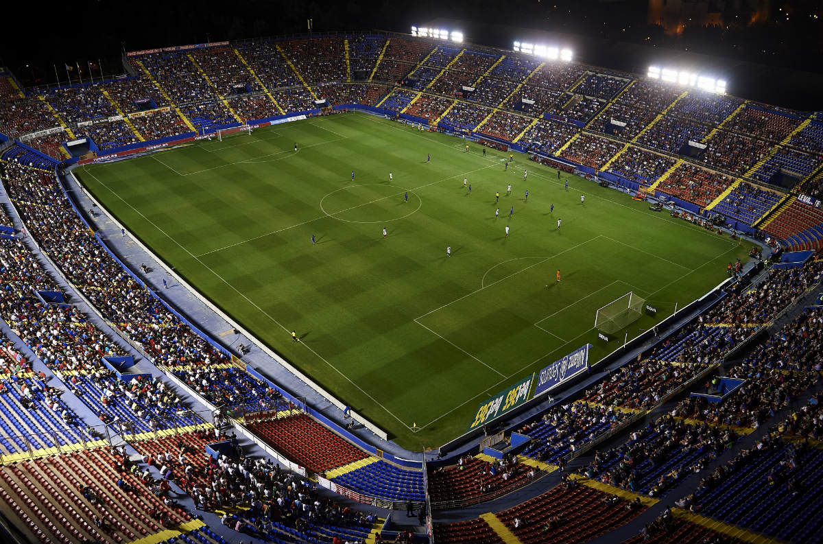 La Policía ha detenido en Valencia a once aficionados del Getafe por alteración del orden público La Policía ha detenido en Valencia a once aficionados del Getafe por alteración del orden público