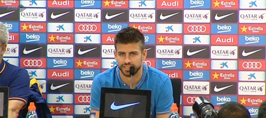 Piqué durante la rueda de prensa Piqué durante la rueda de prensa