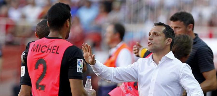 Michel, jugador del Almería junto a su entrenador Sergi Barjuan Michel, jugador del Almería junto a su entrenador Sergi Barjuan