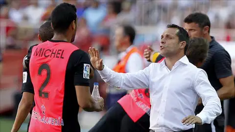 Michel, jugador del Almería junto a su entrenador Sergi Barjuan Michel, jugador del Almería junto a su entrenador Sergi Barjuan