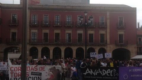 Protesta anti-taurina a las puertas del Ayuntamiento de Gij&oacute;n