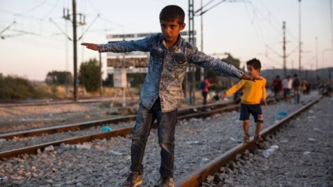Dos ni&ntilde;os en una v&iacute;as del tren en la frontera entre Macedonia y Grecia.