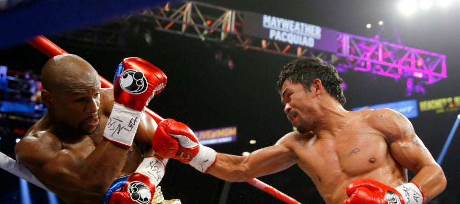 Mayweather se defiende ante un golpe de Pacquiao Mayweather se defiende ante un golpe de Pacquiao