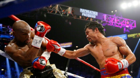 Mayweather se defiende ante un golpe de Pacquiao