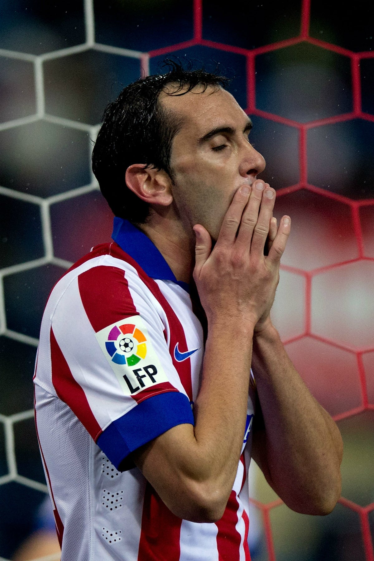 Godín sufre un esguince de rodilla leve, pero podrá jugar contra el Eibar Godín sufre un esguince de rodilla leve, pero podrá jugar contra el Eibar