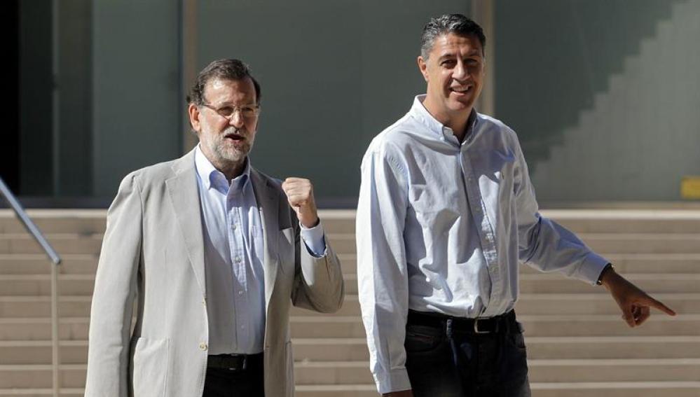 El presidente del Gobierno, Mariano Rajoy, junto al candidato del PPC a la Generalitat, Xavier García Albiol 