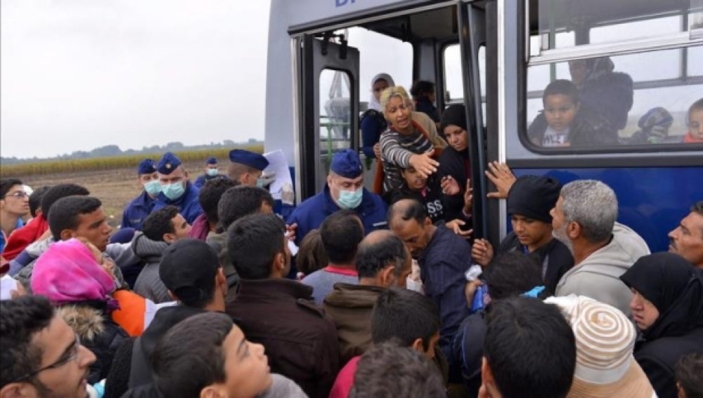 Inmigrantes suben a un autobús en Röszke