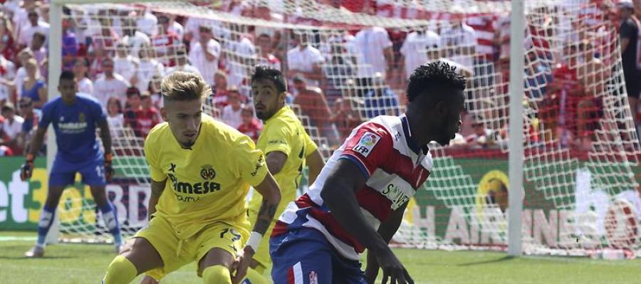 Success intenta regatear a Samu Castillejo en el partido ante el Villarreal Success intenta regatear a Samu Castillejo en el partido ante el Villarreal
