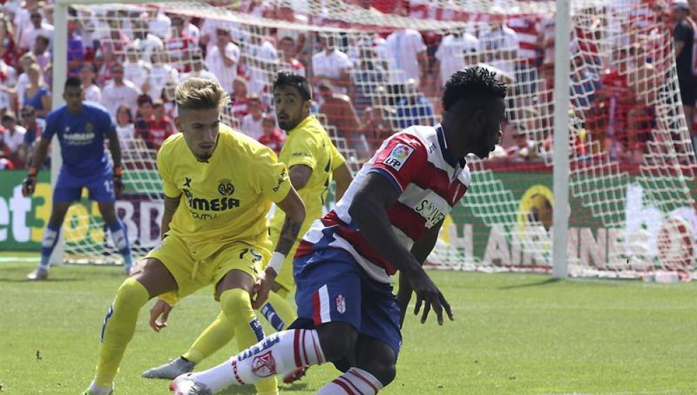 Success intenta regatear a Samu Castillejo en el partido ante el Villarreal