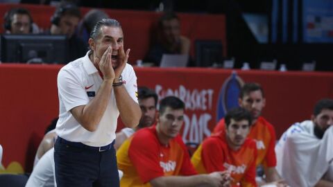 Scariolo da instrucciones a sus jugadores durante el partido