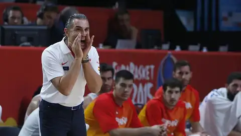 Scariolo da instrucciones a sus jugadores durante el partido Scariolo da instrucciones a sus jugadores durante el partido