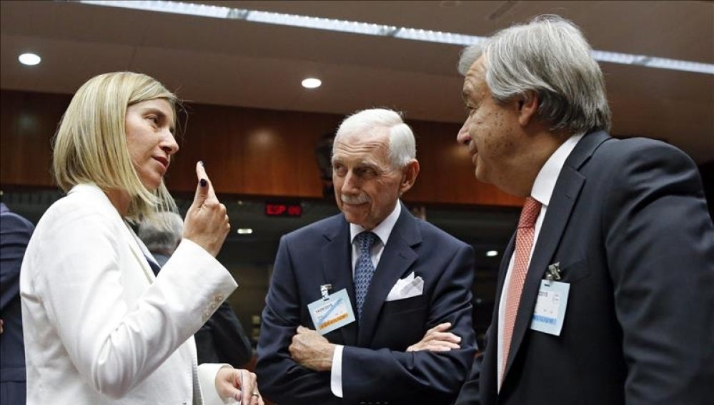 Federica Mogherini, conversa con el director general de la Organización Internacional de Migración (OIM)