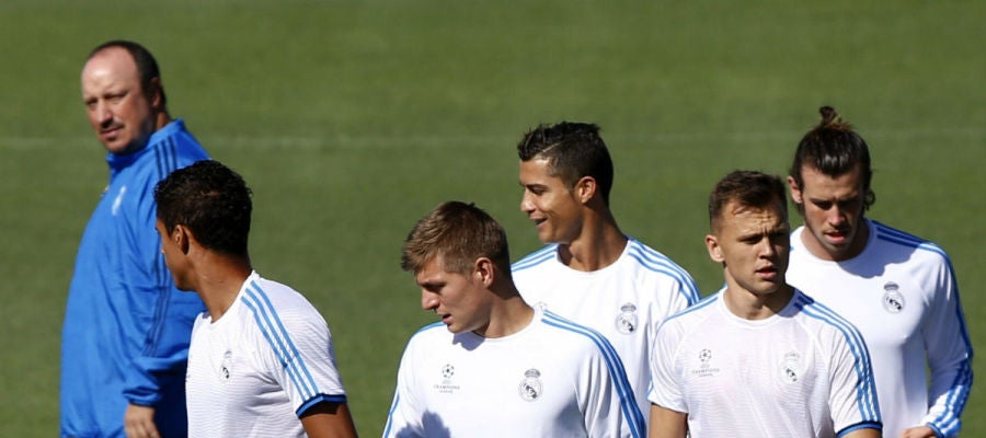 Rafa Benítez observa a sus jugadores durante el entrenamiento Rafa Benítez observa a sus jugadores durante el entrenamiento