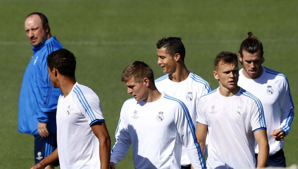 Rafa Benítez observa a sus jugadores durante el entrenamiento