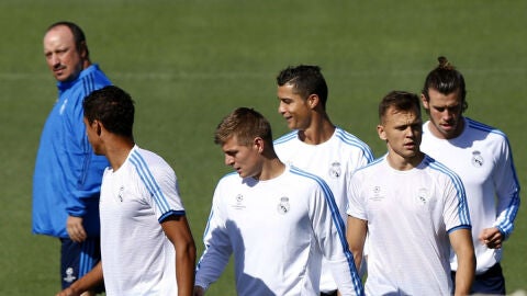 Rafa Ben&iacute;tez observa a sus jugadores durante el entrenamiento