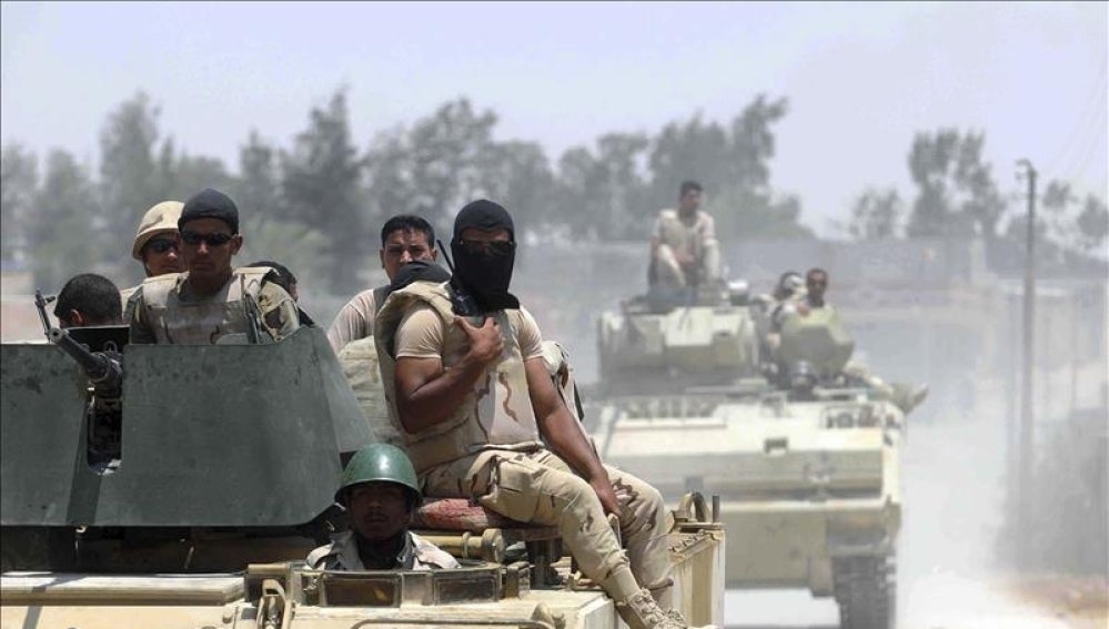 Fuerzas de seguridad de Egipto patrullan por el desierto