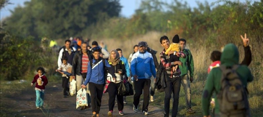 Varios refugiados caminan por las vías del tren en Hungría Varios refugiados caminan por las vías del tren en Hungría