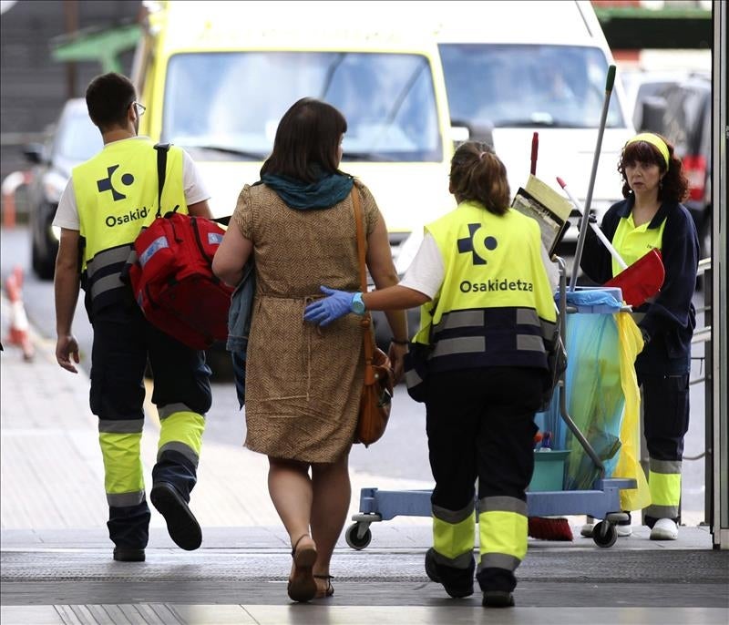 27 heridos leves al chocar un tren con el tope de fin de vía en Bilbao 27 heridos leves al chocar un tren con el tope de fin de vía en Bilbao