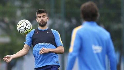 Gerard Piqu&eacute;, en un entrenamiento del Bar&ccedil;a